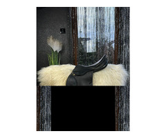 Sheepskin or sheepskin saddle pads placed under the saddle. | free-classifieds.co.uk - 3